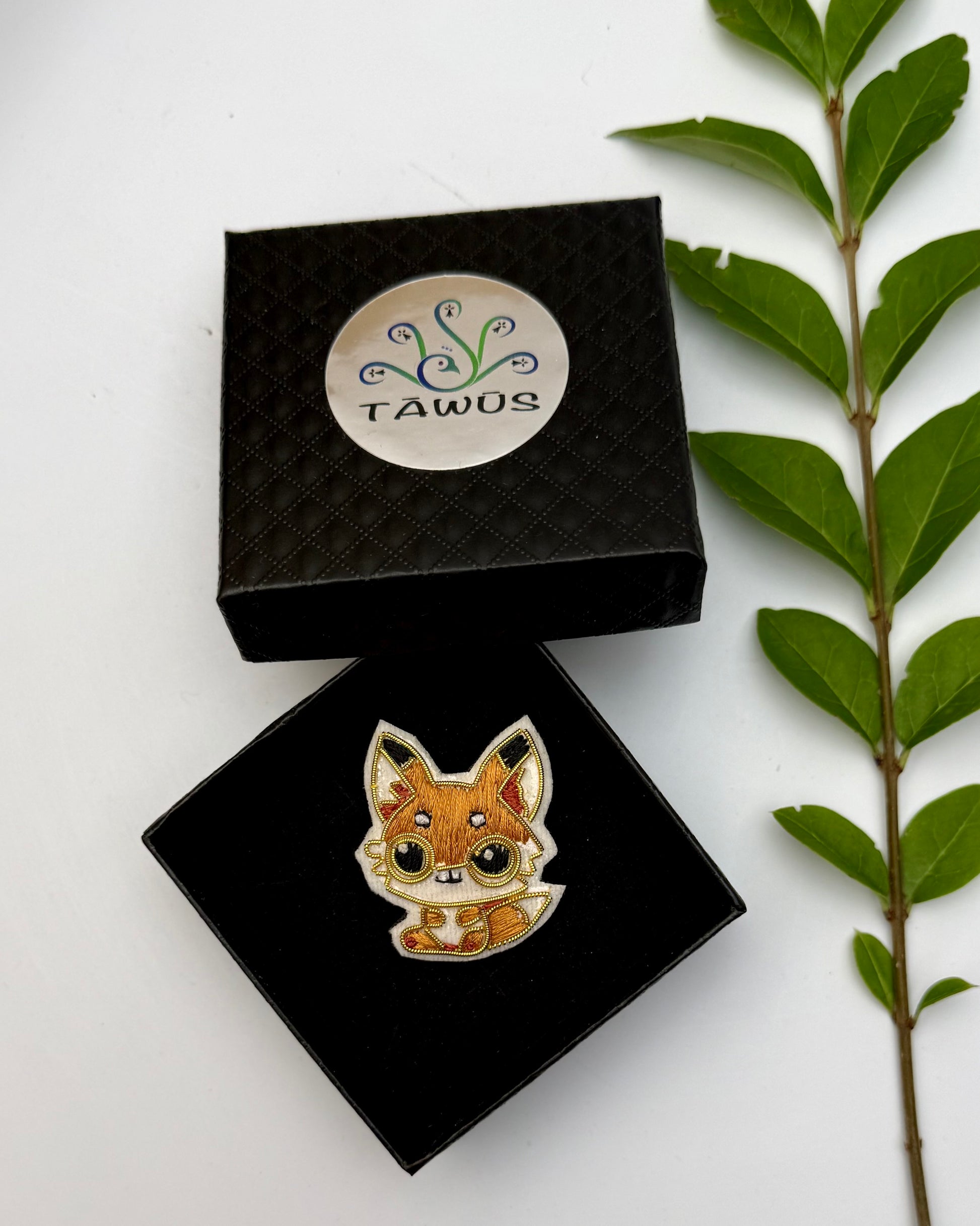 Broche chibi renard roux fait main dans son écrin – cadeau original bijou renard roux kawaii broderie artisanale – Tawus