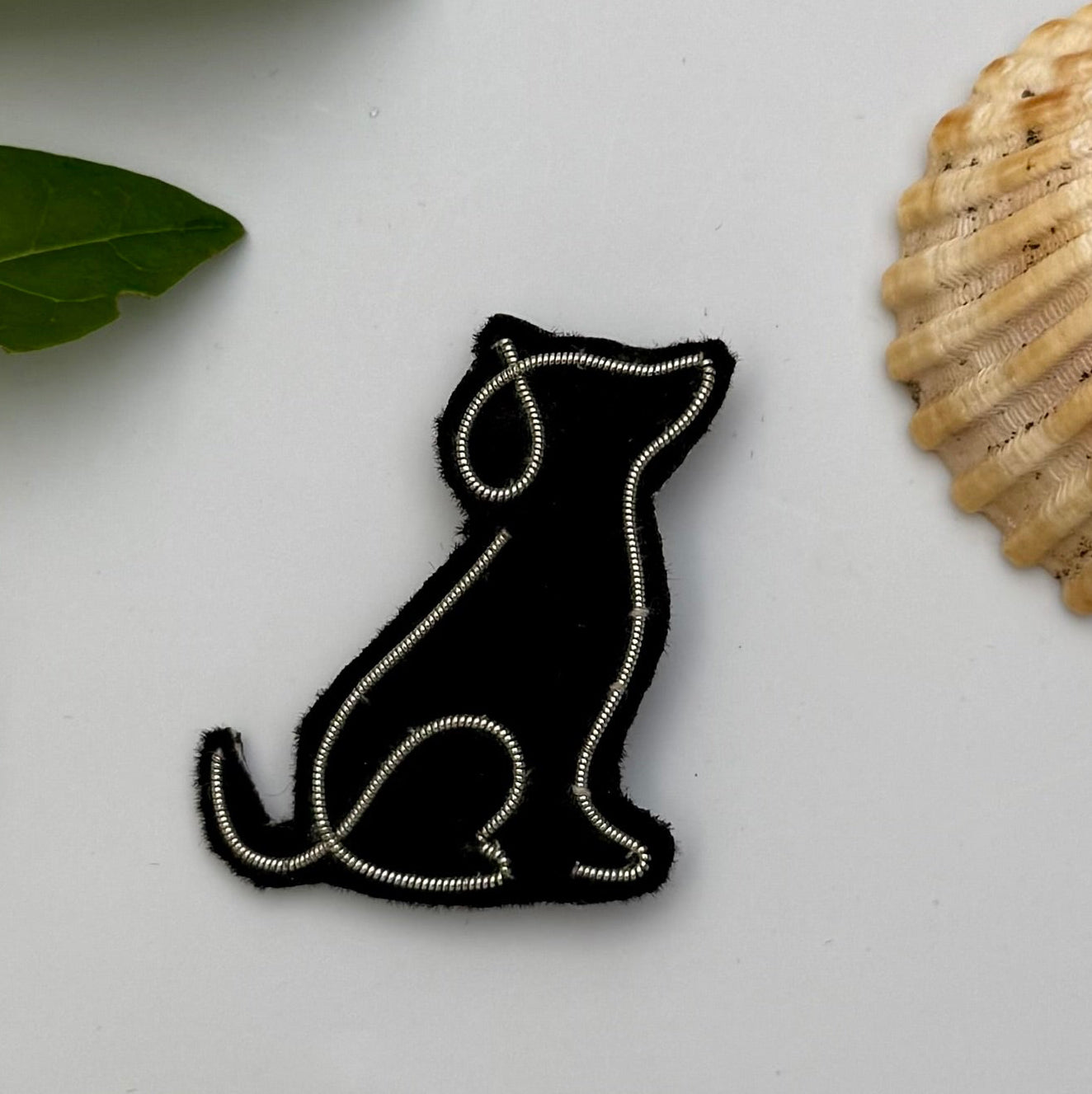 Broche chien brodée main – bijou artisanal chien kawaii perles et fils colorés cadeau original – Tawus