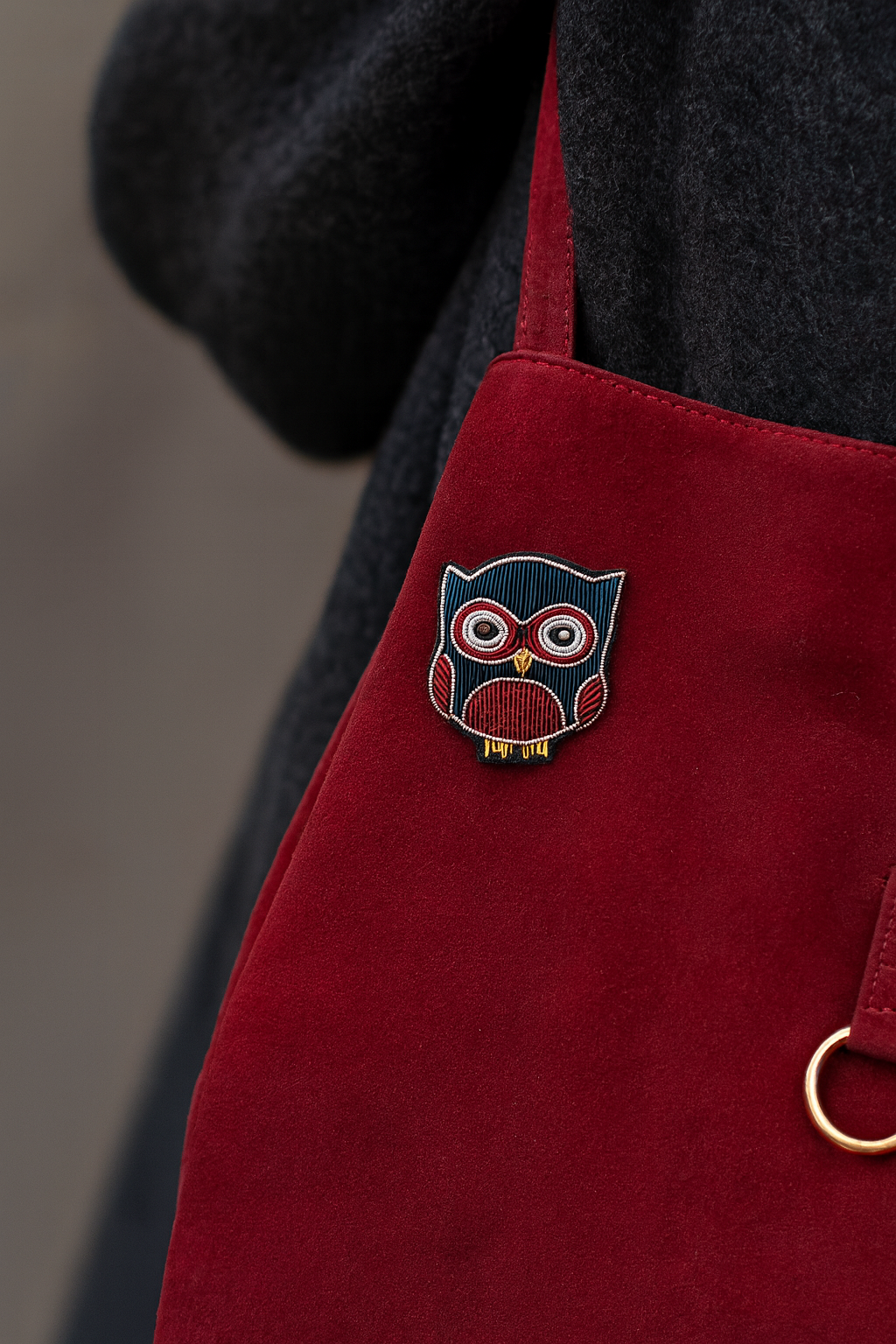 Broche chouette brodée à la main portée – accessoire mode oiseau nocturne sagesse artisanal unique – Tawus