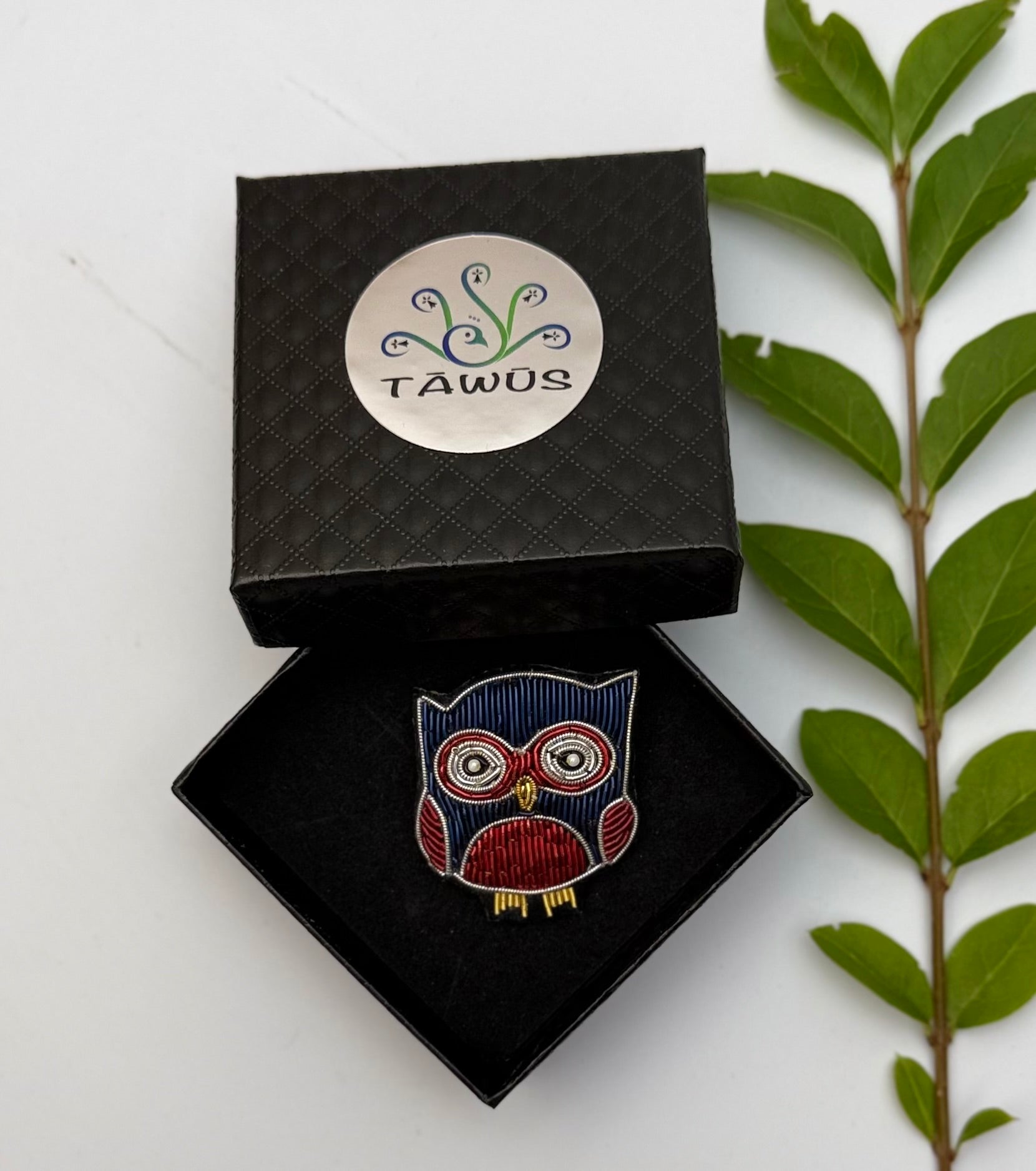 Broche chouette fait main dans son écrin – cadeau original bijou oiseau nocturne broderie artisanale – Tawus