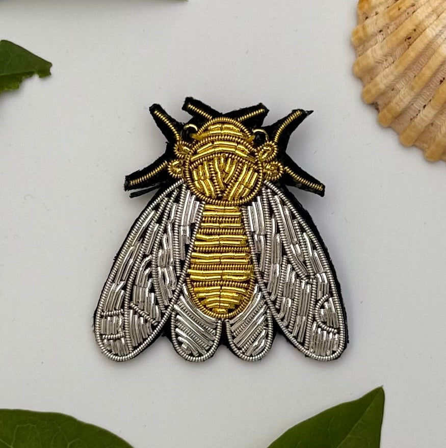 Broche cigale brodée main – bijou artisanal cigale Provence Sud France été insecte perles et fils dorés colorés – Tawus
