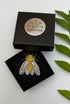 Broche cigale fait main dans son écrin – cadeau original bijou cigale Provence Sud France été broderie artisanale insecte – Tawus
