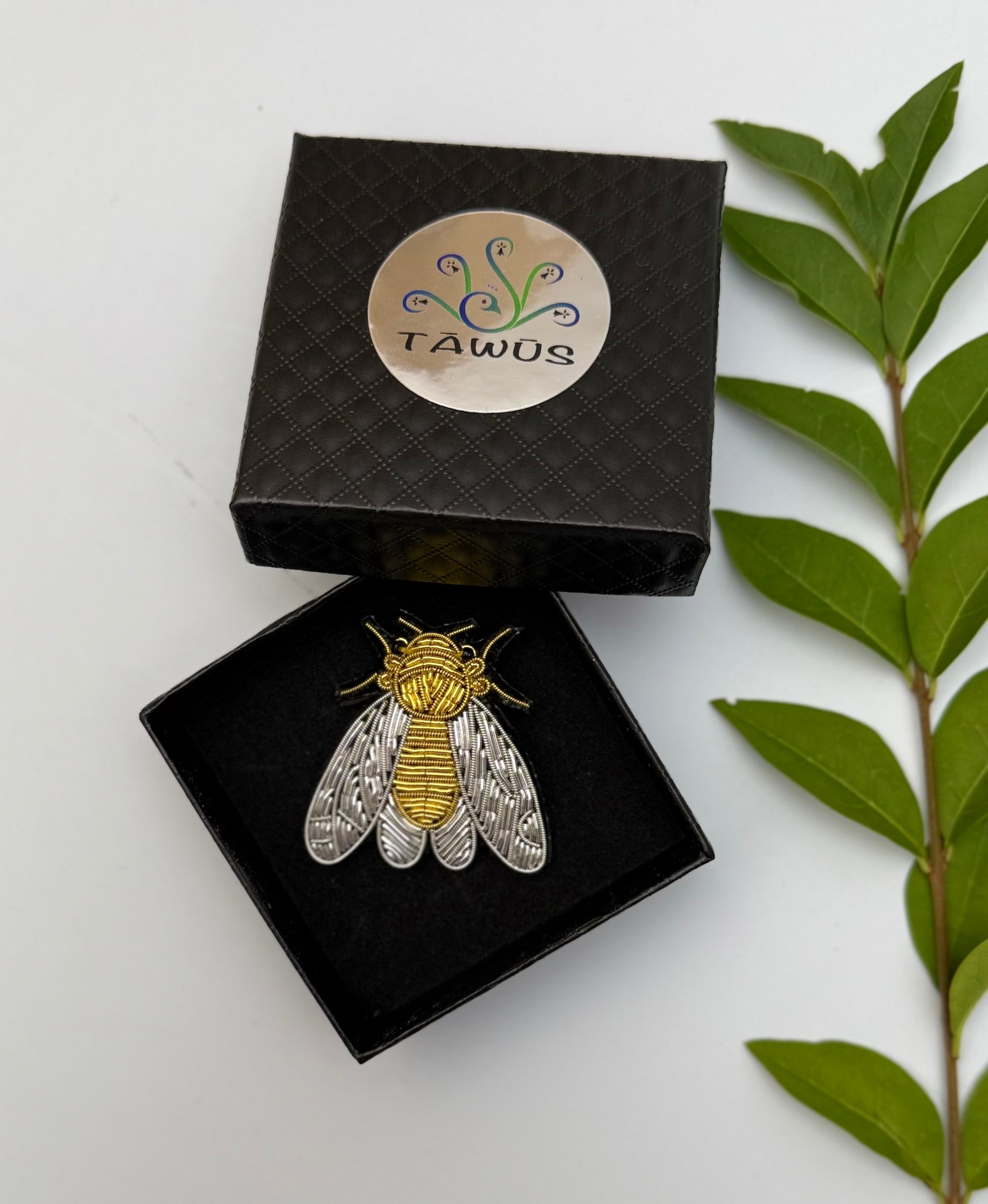 Broche cigale fait main dans son écrin – cadeau original bijou cigale Provence Sud France été broderie artisanale insecte – Tawus
