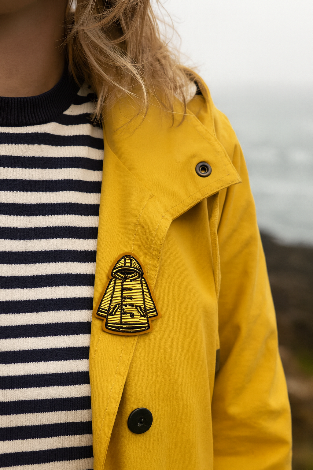 Broche ciré marin brodée à la main portée – accessoire mode imperméable marin Bretagne artisanal unique cadeau marin – Tawus