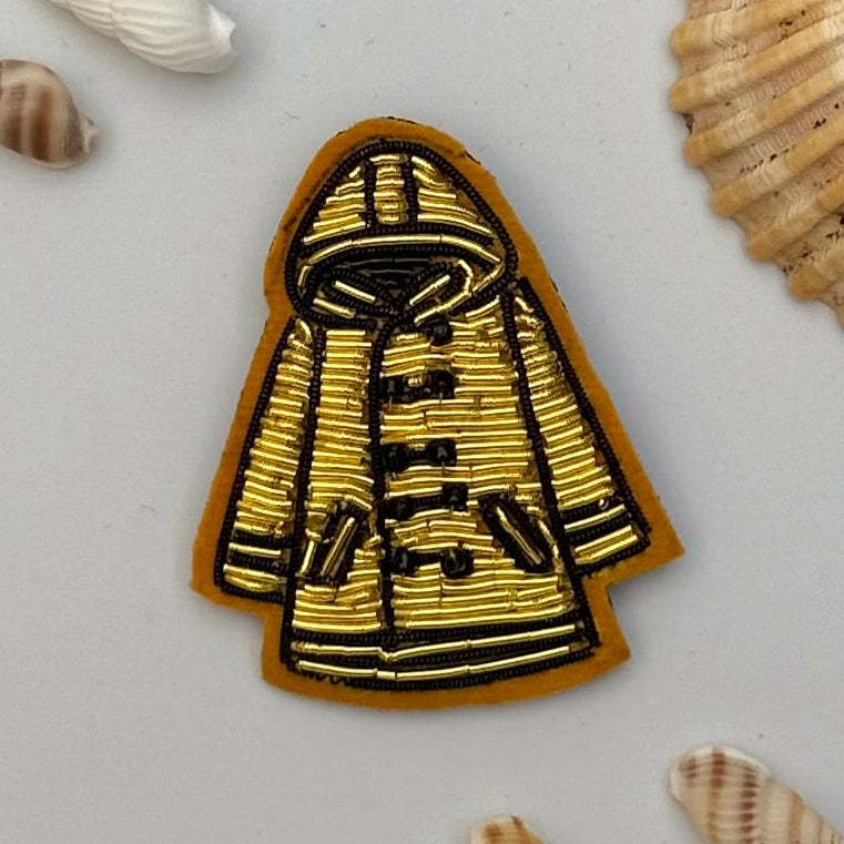 Broche ciré marin brodée main – bijou artisanal imperméable marin pêcheur Bretagne perles et fils jaunes bleus – Tawus