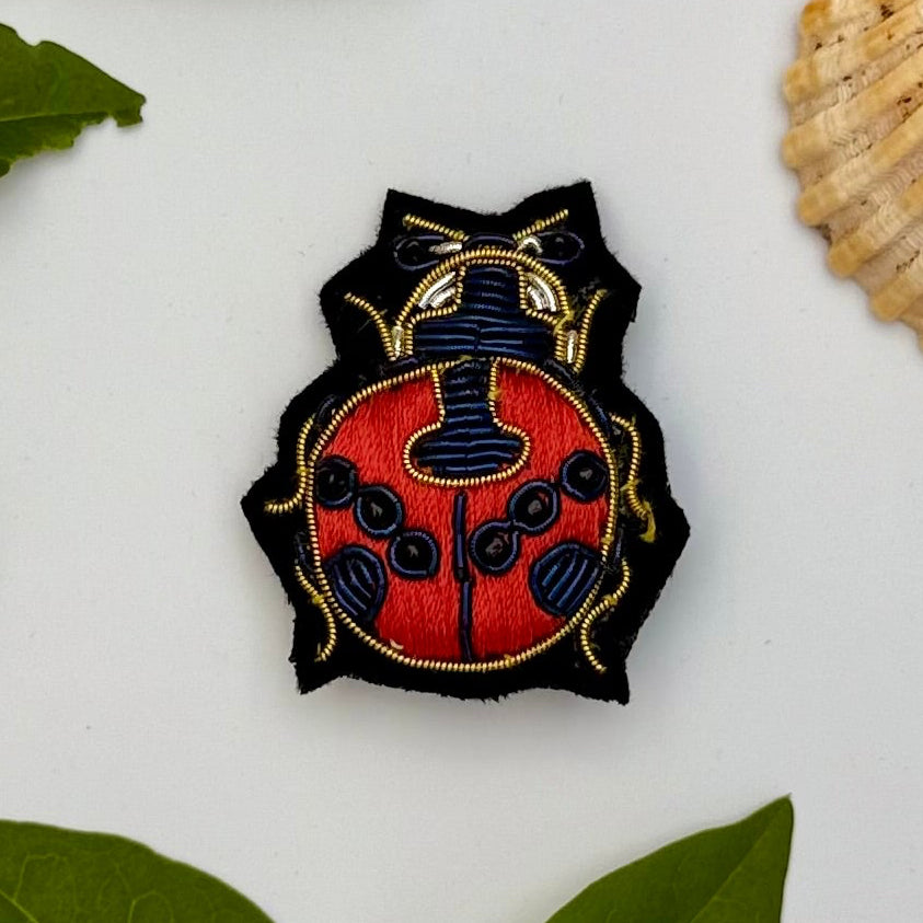 Broche coccinelle brodée main – bijou artisanal coccinelle porte-bonheur nature printemps perles et fils rouges noirs – Tawus
