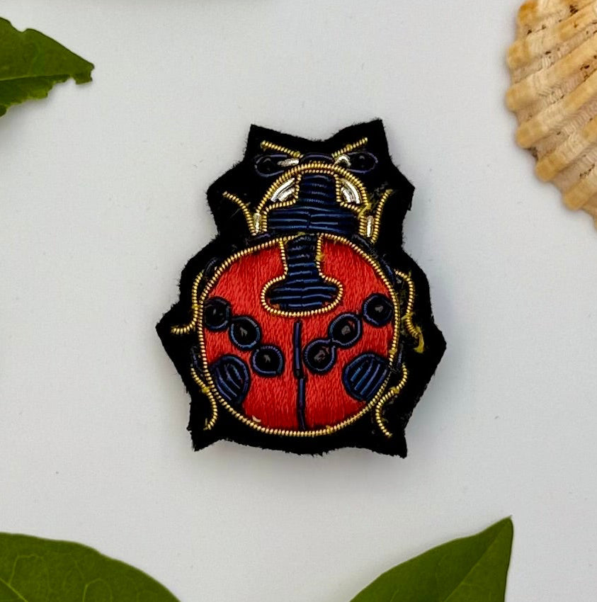 Broche coccinelle brodée main – bijou artisanal coccinelle porte-bonheur nature printemps perles et fils rouges noirs – Tawus
