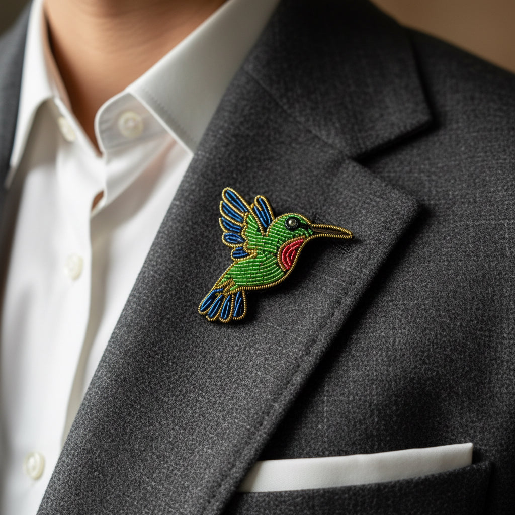 Broche colibri brodée à la main portée – accessoire mode oiseau tropical artisanal – Tawus
