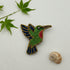 Broche colibri brodée main – bijou artisanal perles et fils métalliques – Tawus