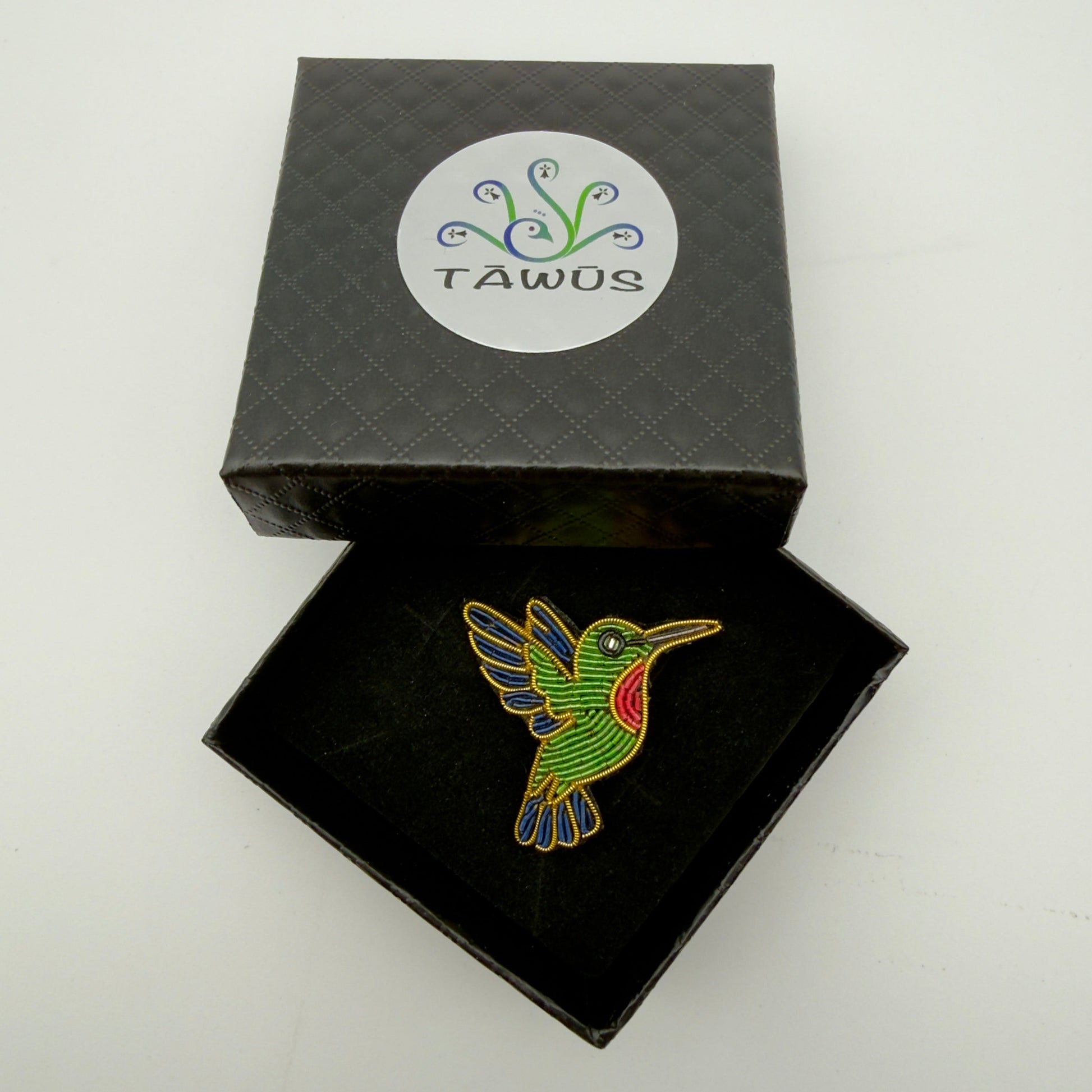 Broche colibri fait main dans son écrin – cadeau original bijou broderie nature – Tawus