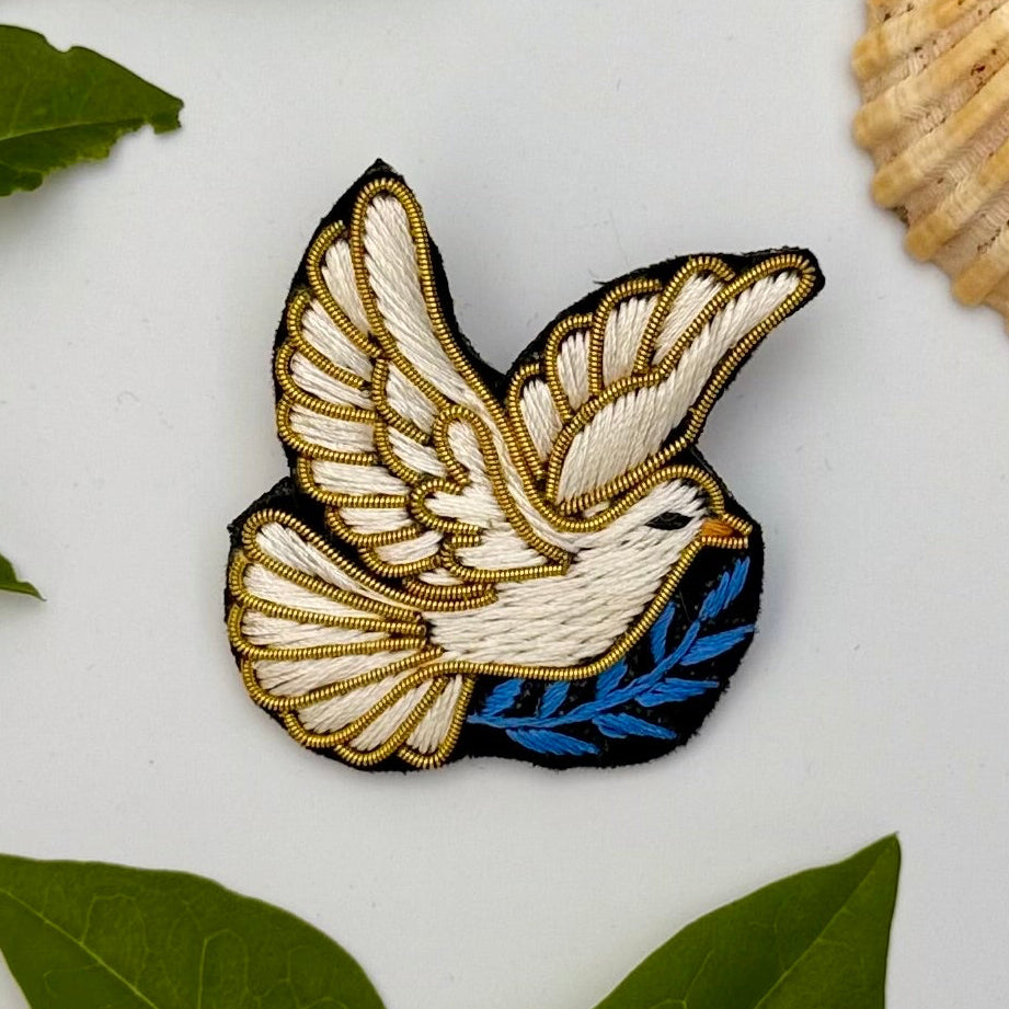Broche colombe brodée main – bijou artisanal colombe paix oiseau blanc fil de soie fait en France – Tawus
