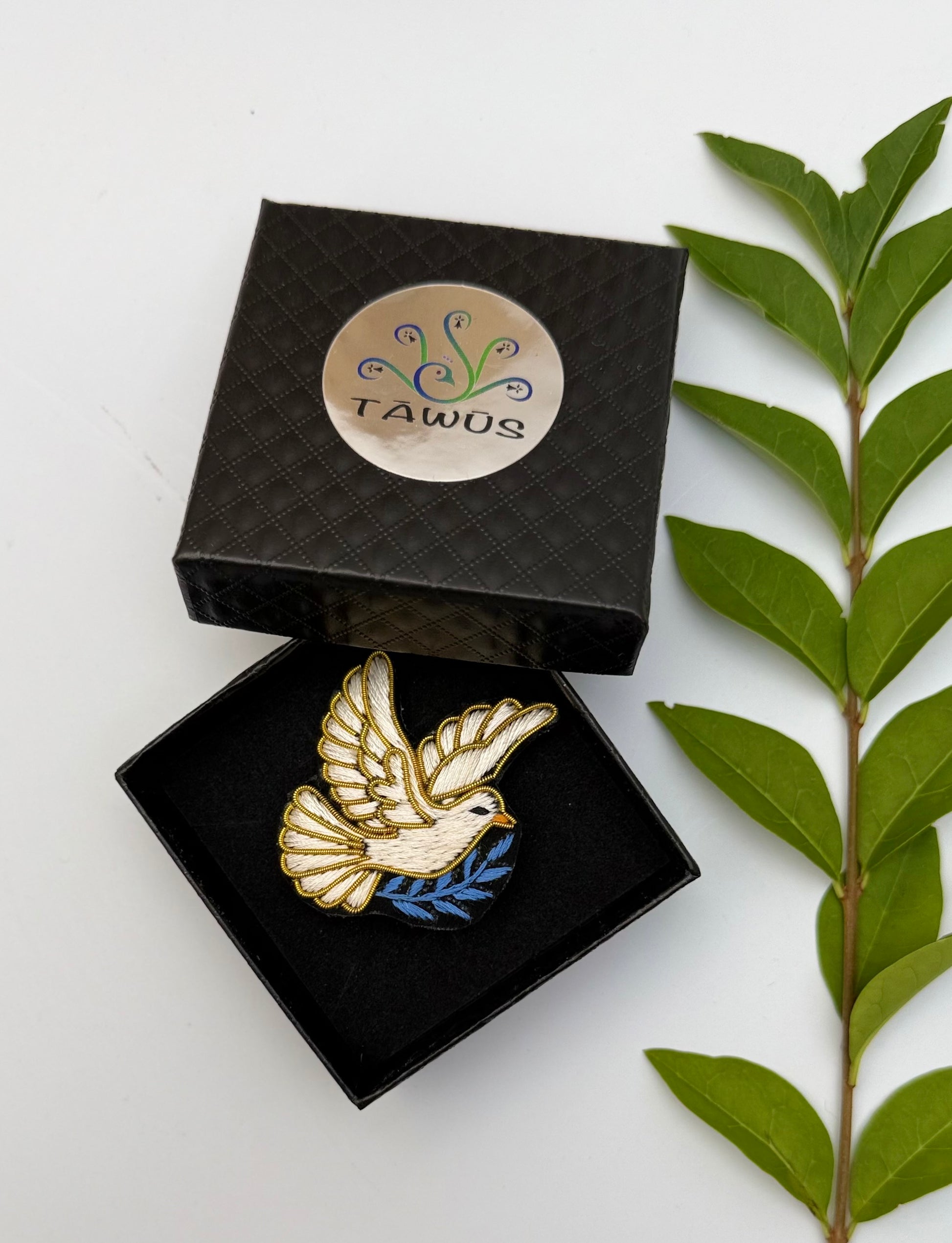 Broche colombe fait main dans son écrin – cadeau original bijou colombe paix oiseau blanc broderie artisanale – Tawus
