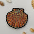 Broche coquille Saint-Jacques brodée main – bijou artisanal coquille Saint-Jacques mer Bretagne pèlerinage Compostelle perles et fils nacrés – Tawus
