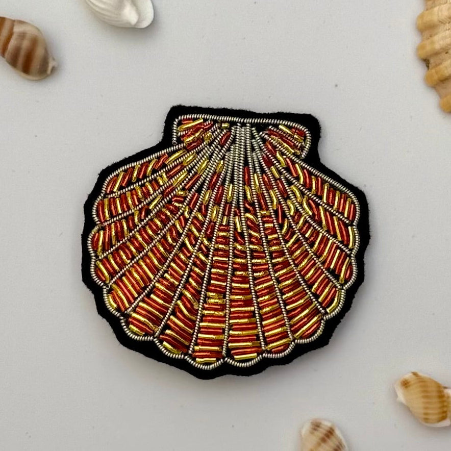 Broche coquille Saint-Jacques brodée main – bijou artisanal coquille Saint-Jacques mer Bretagne pèlerinage Compostelle perles et fils nacrés – Tawus
