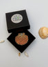 Broche coquille Saint-Jacques fait main dans son écrin – cadeau original bijou coquille mer Bretagne Compostelle broderie artisanale nacrée – Tawus
