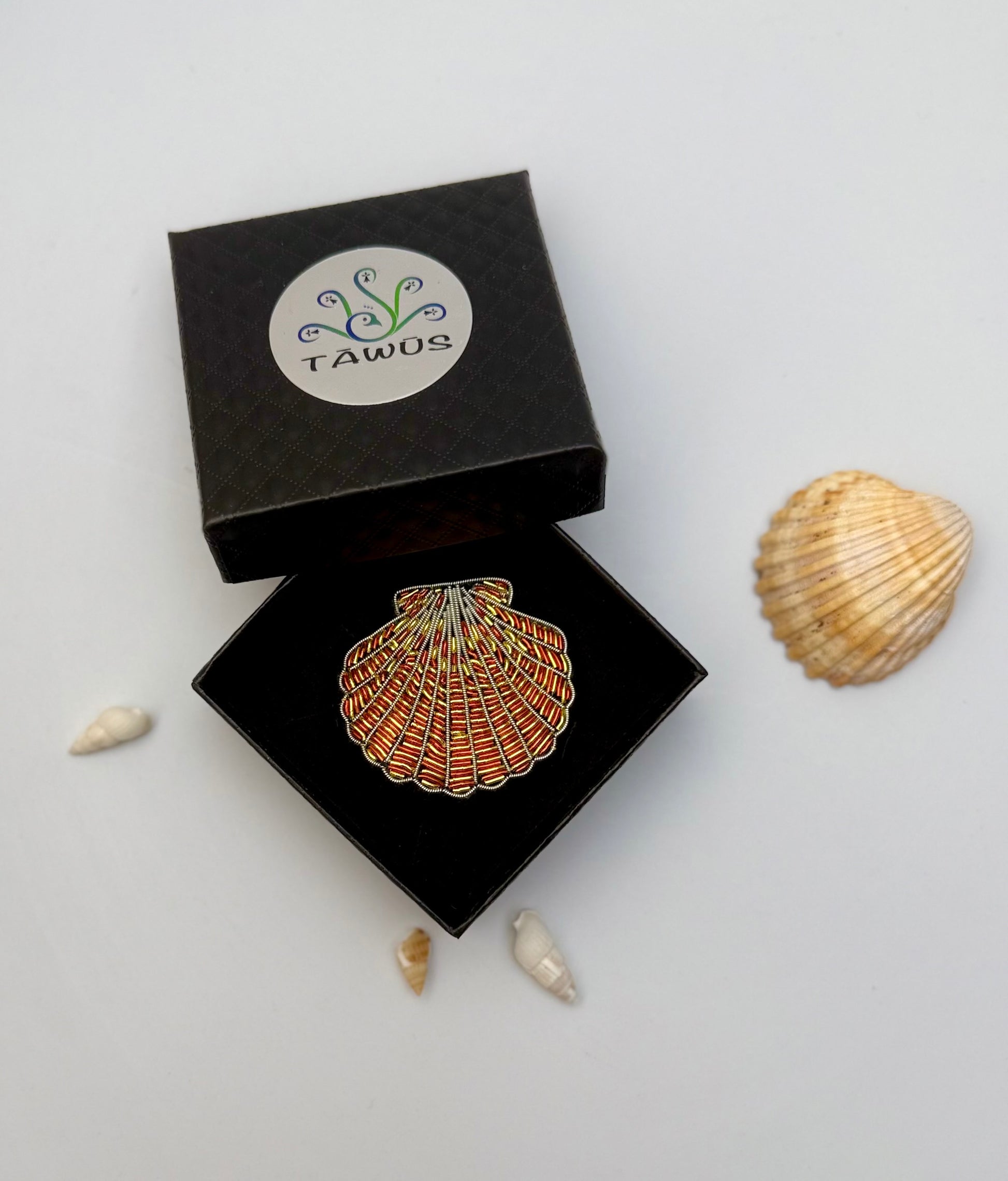 Broche coquille Saint-Jacques fait main dans son écrin – cadeau original bijou coquille mer Bretagne Compostelle broderie artisanale nacrée – Tawus
