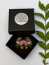 Broche crabe fait main dans son écrin – cadeau original bijou marin crustacé broderie artisanale – Tawus