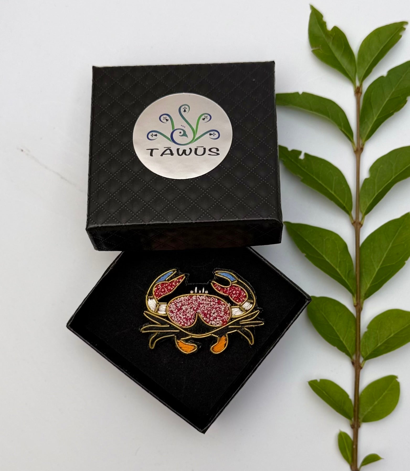 Broche crabe fait main dans son écrin – cadeau original bijou marin crustacé broderie artisanale – Tawus