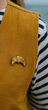 Broche croissant brodée à la main portée – accessoire mode croissant français Paris artisanal unique cadeau gourmand – Tawus