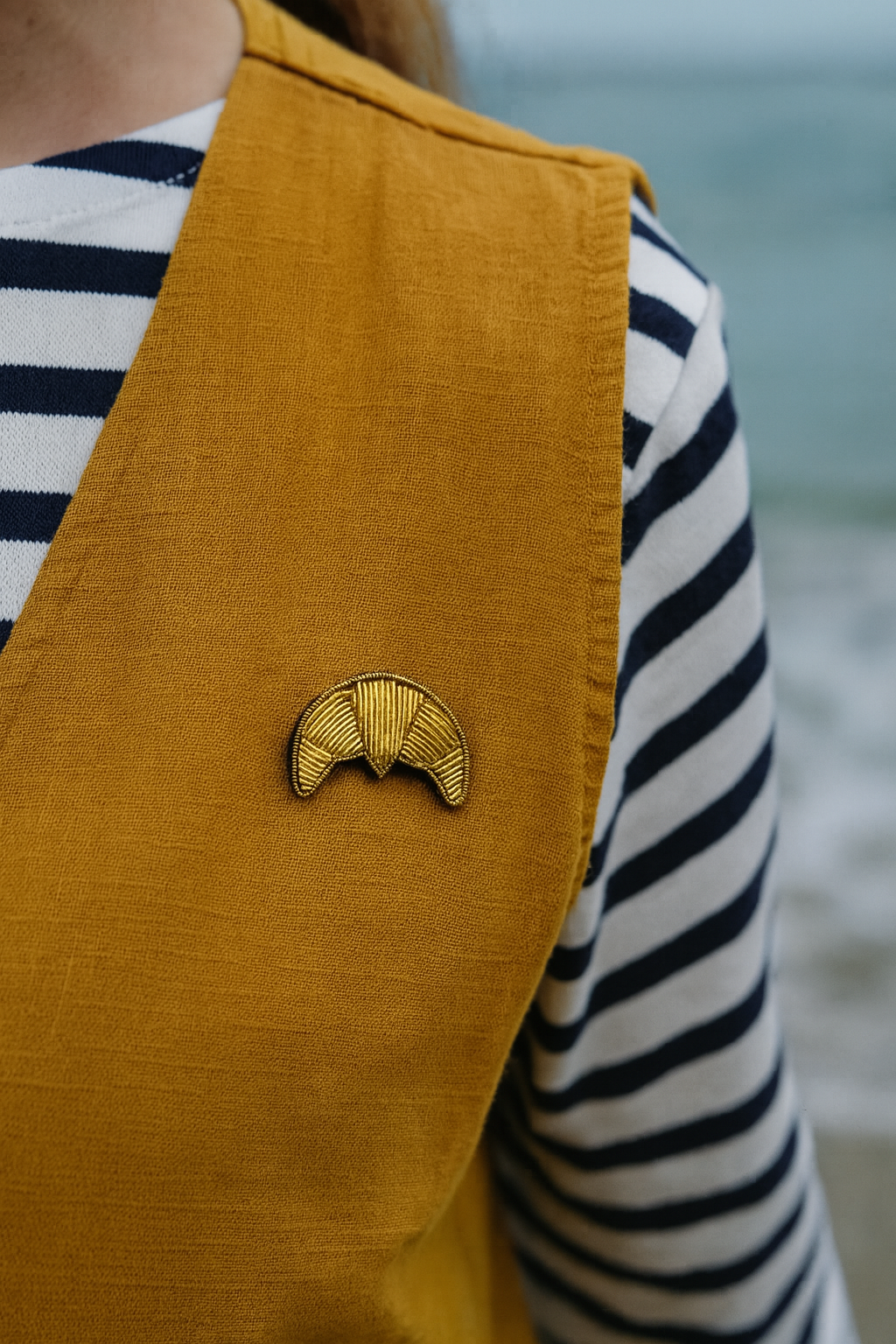 Broche croissant brodée à la main portée – accessoire mode croissant français Paris artisanal unique cadeau gourmand – Tawus