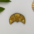 Broche croissant brodée main – bijou artisanal croissant beurre Paris France perles et fils dorés – Tawus