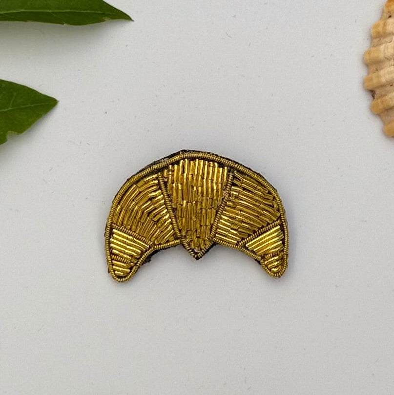Broche croissant brodée main – bijou artisanal croissant beurre Paris France perles et fils dorés – Tawus