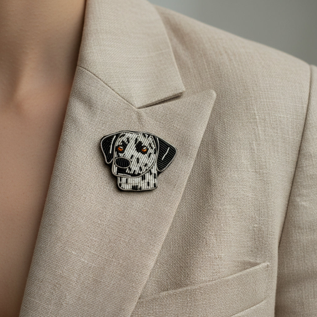 Broche dalmatien brodée à la main portée – accessoire mode chien tacheté artisanal unique – Tawus