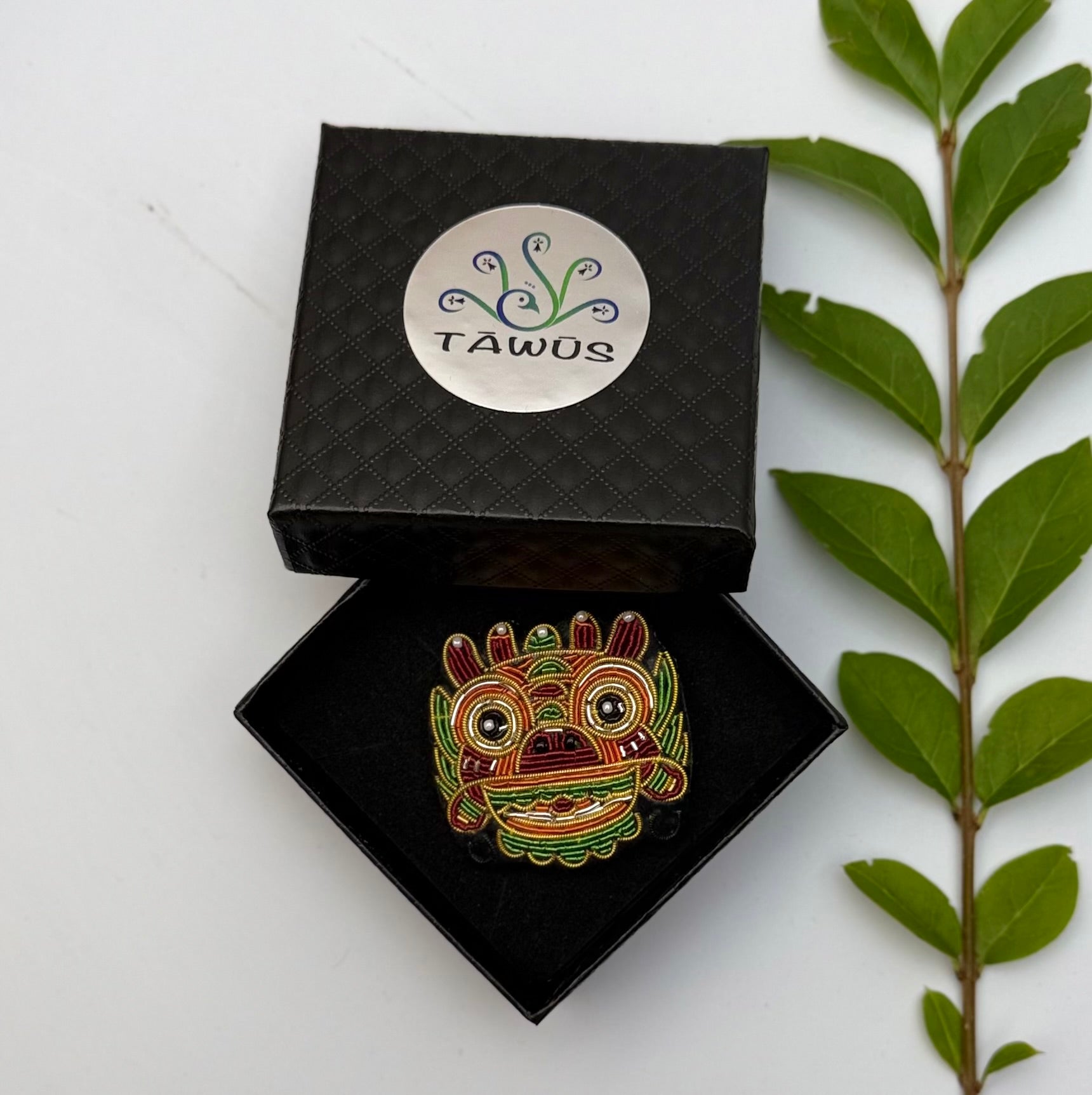Broche dragon chinois fait main dans son écrin – cadeau original bijou Asie mythique broderie artisanale – Tawus