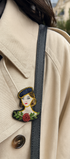 Broche femme brodée à la main portée – accessoire mode portrait féminin élégant artisanal unique – Tawus