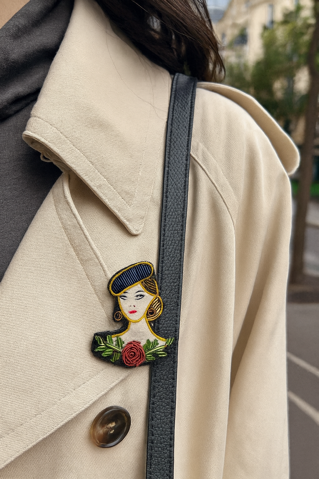 Broche femme brodée à la main portée – accessoire mode portrait féminin élégant artisanal unique – Tawus