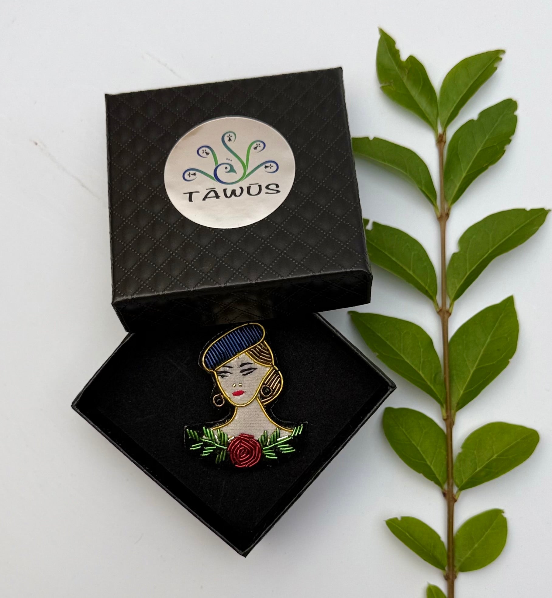 Broche femme fait main dans son écrin – cadeau original bijou portrait féminin broderie artisanale – Tawus