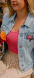 Broche flamant rose brodée à la main portée – accessoire mode flamant rose oiseau tropical élégance point de nœuds artisanal unique – Tawus
