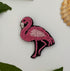 Broche flamant rose brodée main – bijou artisanal flamant rose oiseau tropical élégance point de nœuds perles et fils roses – Tawus
