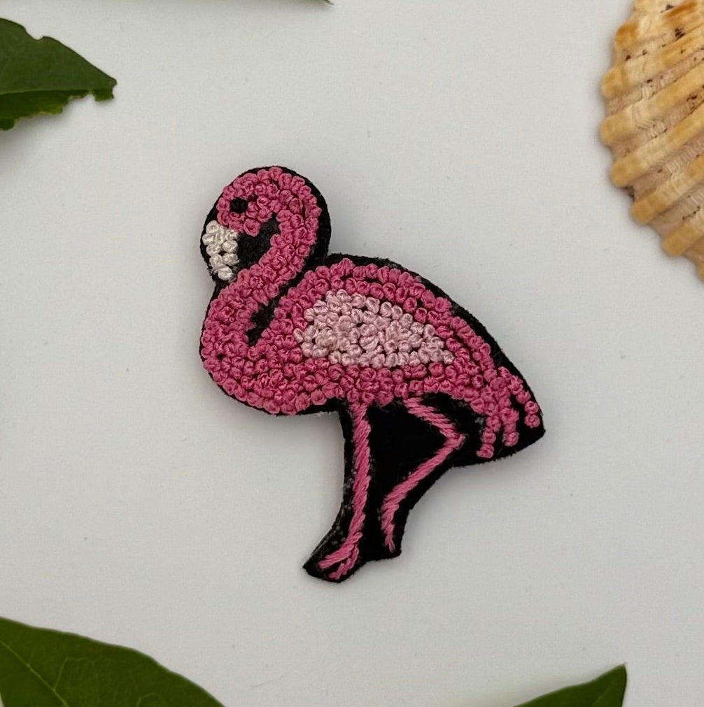Broche flamant rose brodée main – bijou artisanal flamant rose oiseau tropical élégance point de nœuds perles et fils roses – Tawus
