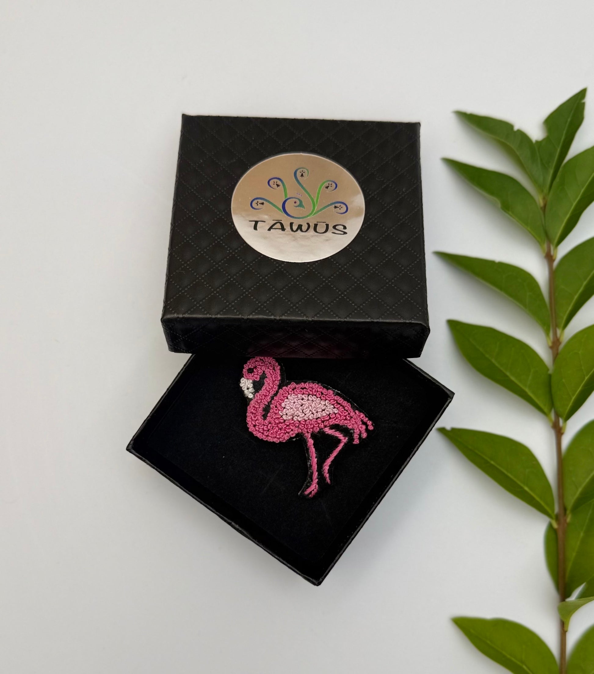 Broche flamant rose fait main dans son écrin – cadeau original bijou flamant rose oiseau tropical broderie artisanale point de nœuds – Tawus
