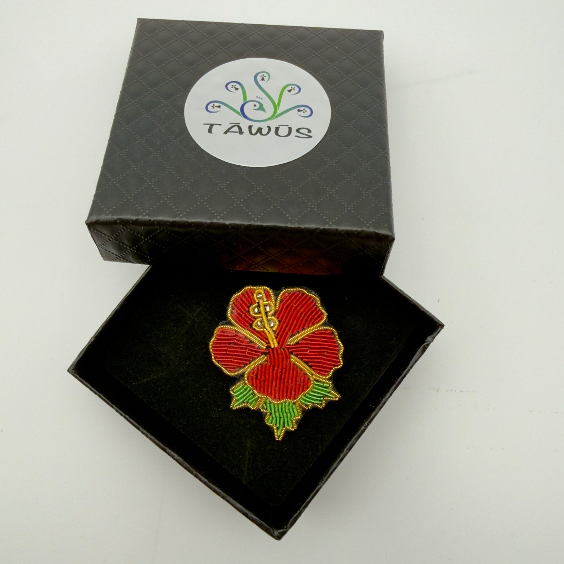 Broche fleur d'hibiscus fait main dans son écrin – cadeau original bijou broderie florale – Tawus