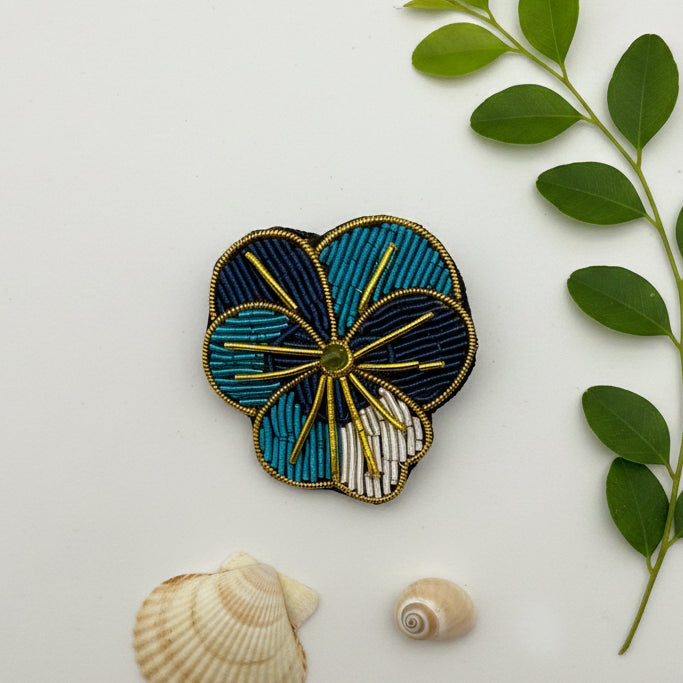 Broche fleur pensée brodée main – bijou artisanal perles et fils métalliques – Tawus