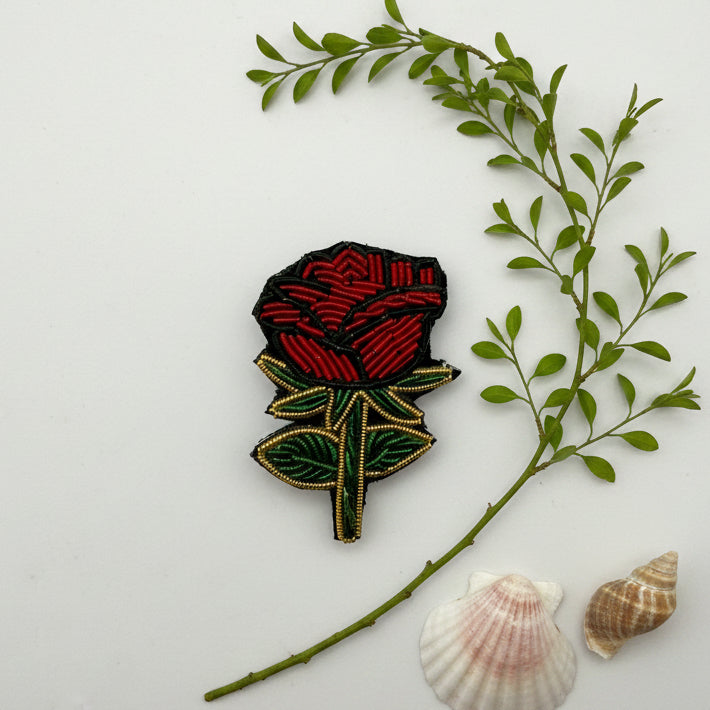 Broche fleur rose brodée main – bijou artisanal perles et fils métalliques – Tawus
