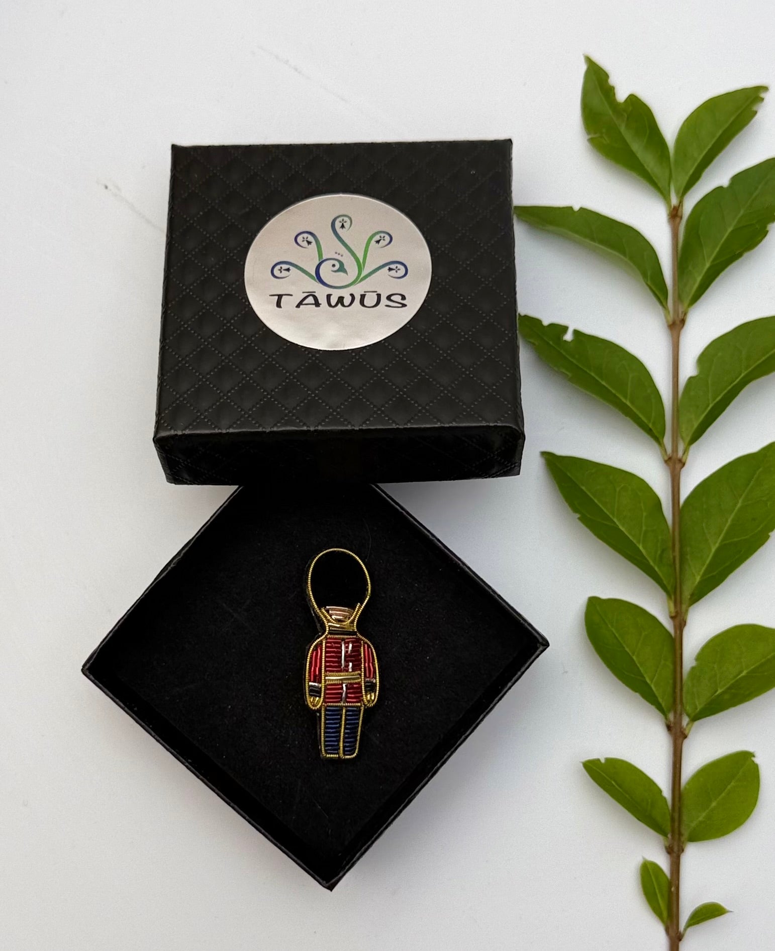 Broche garde royale fait main dans son écrin – cadeau original bijou british soldat broderie artisanale – Tawus