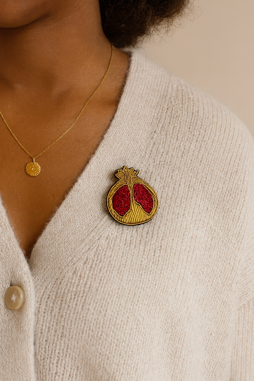 Broche grenade brodée à la main portée – accessoire mode fruit grenade rouge artisanal unique cadeau gourmand – Tawus