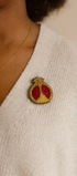 Broche grenade brodée à la main portée – accessoire mode fruit grenade rouge artisanal unique cadeau gourmand – Tawus
