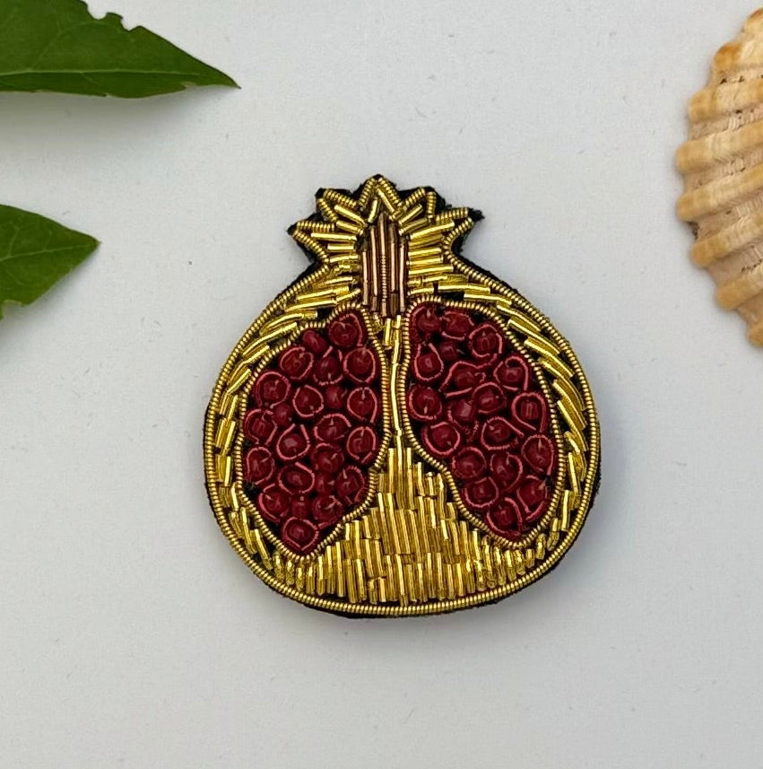 Broche grenade brodée main – bijou artisanal fruit grenade perles et fils rouges rubis cadeau original – Tawus