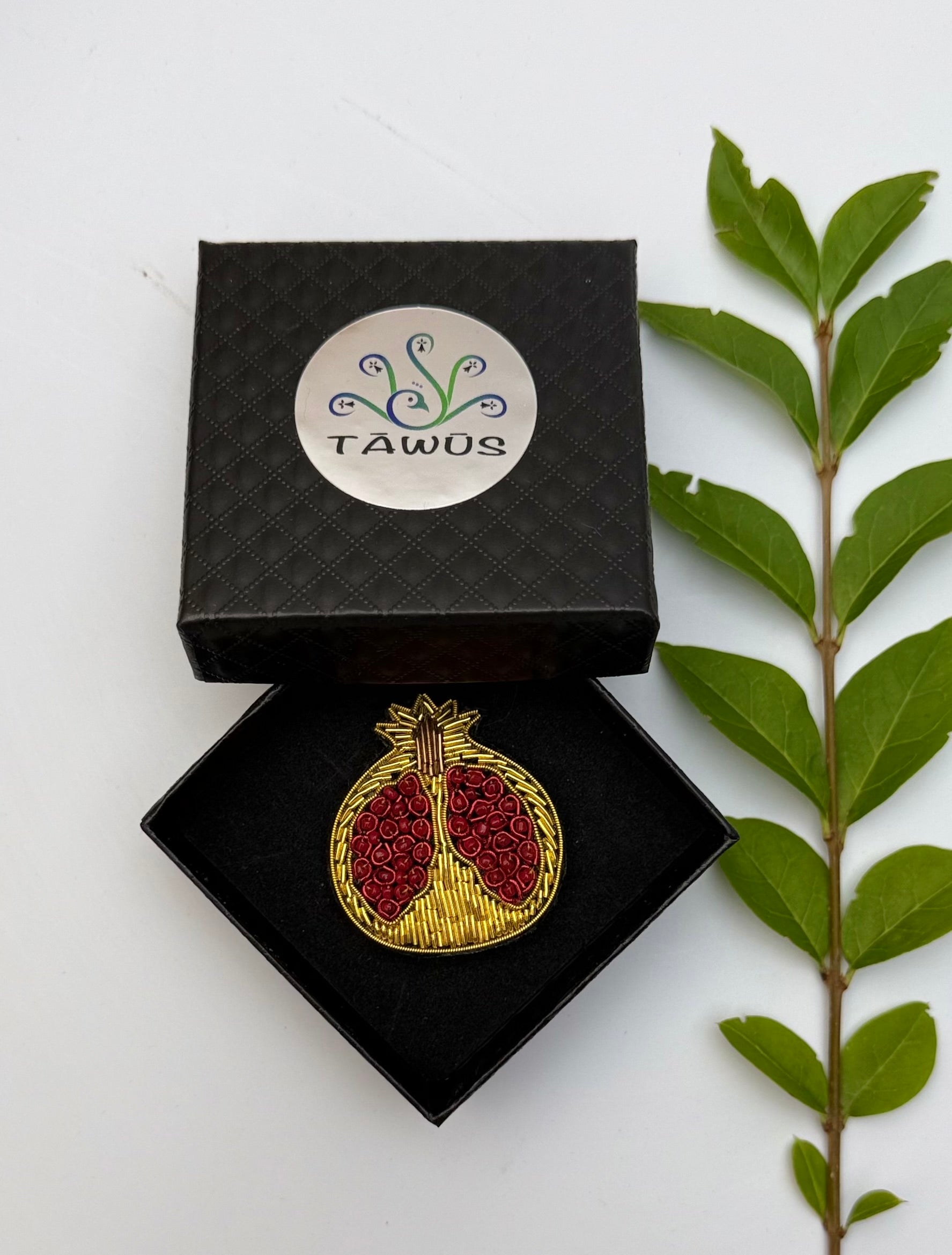Broche grenade fruit fait main dans son écrin – cadeau original bijou grenade broderie artisanale fruits exotiques – Tawus