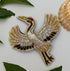 Broche grue brodée main – bijou artisanal grue oiseau Japon élégance longévité origami perles et fils blancs rouges – Tawus
