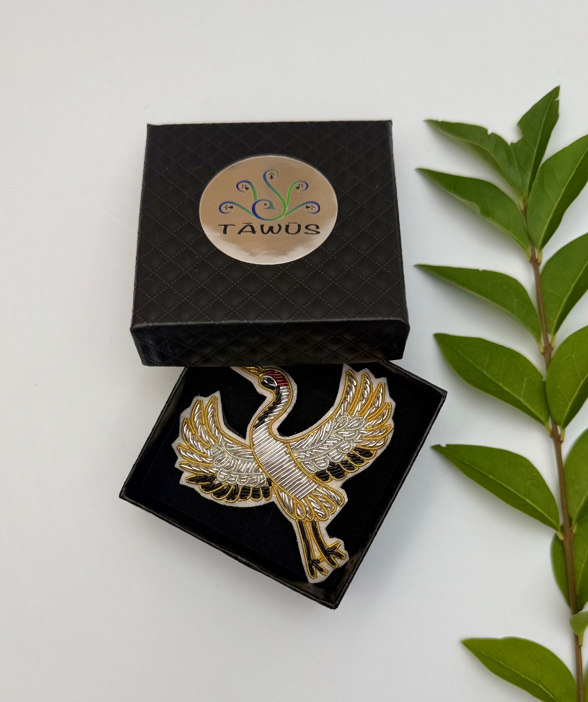 Broche grue fait main dans son écrin – cadeau original bijou grue oiseau Japon élégance longévité broderie artisanale – Tawus
