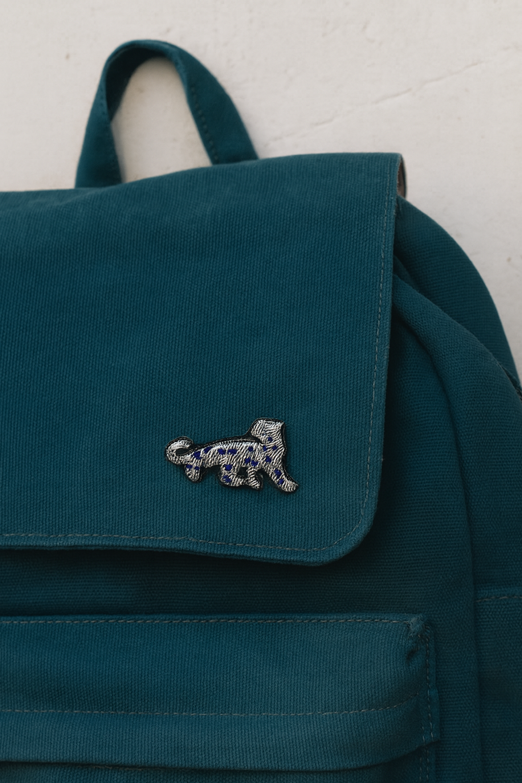 Broche guépard argenté brodée à la main portée – accessoire mode félin luxe argenté artisanal unique – Tawus