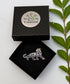 Broche guépard argenté fait main dans son écrin – cadeau original bijou félin argenté broderie artisanale – Tawus