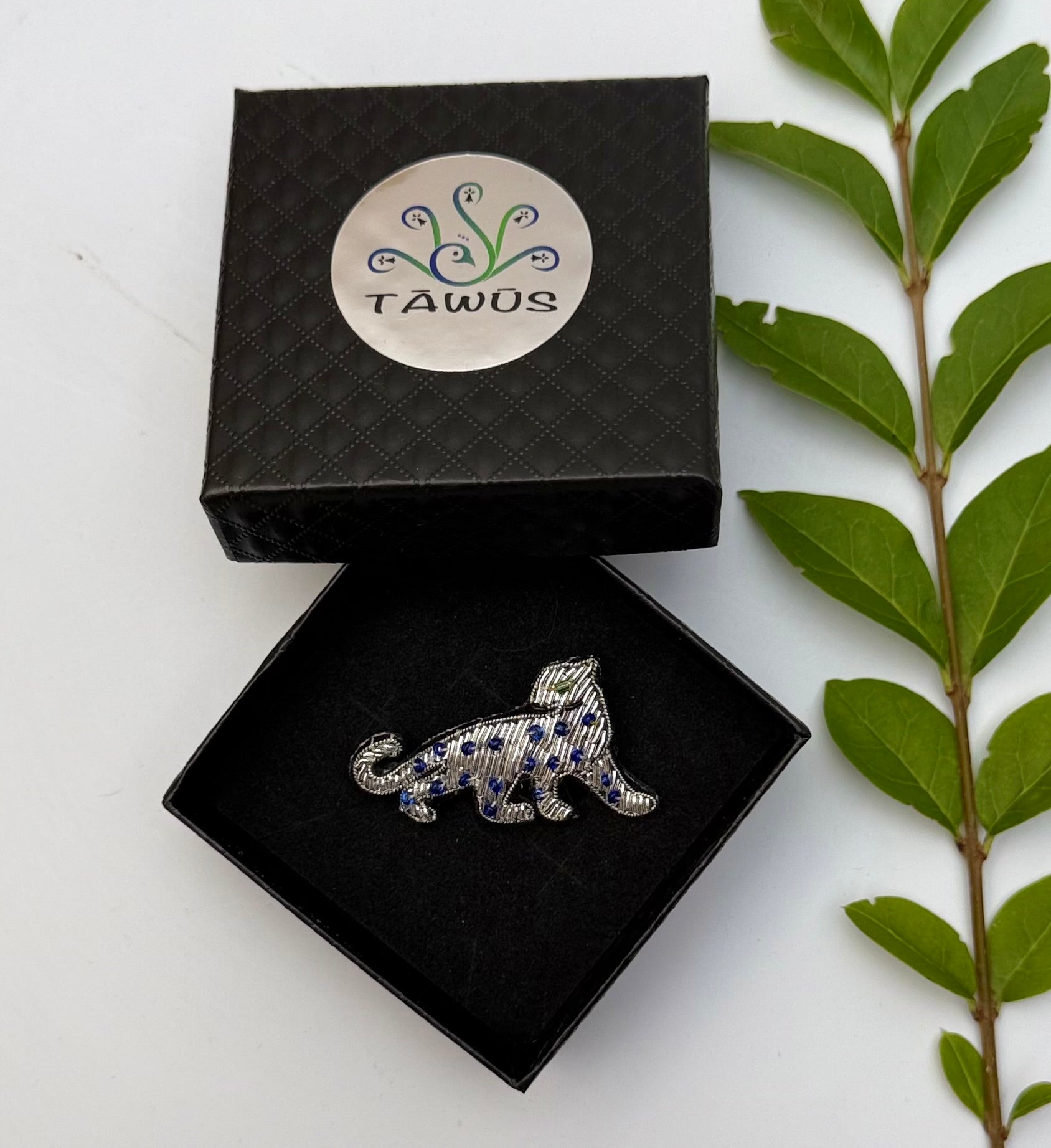 Broche guépard argenté fait main dans son écrin – cadeau original bijou félin argenté broderie artisanale – Tawus