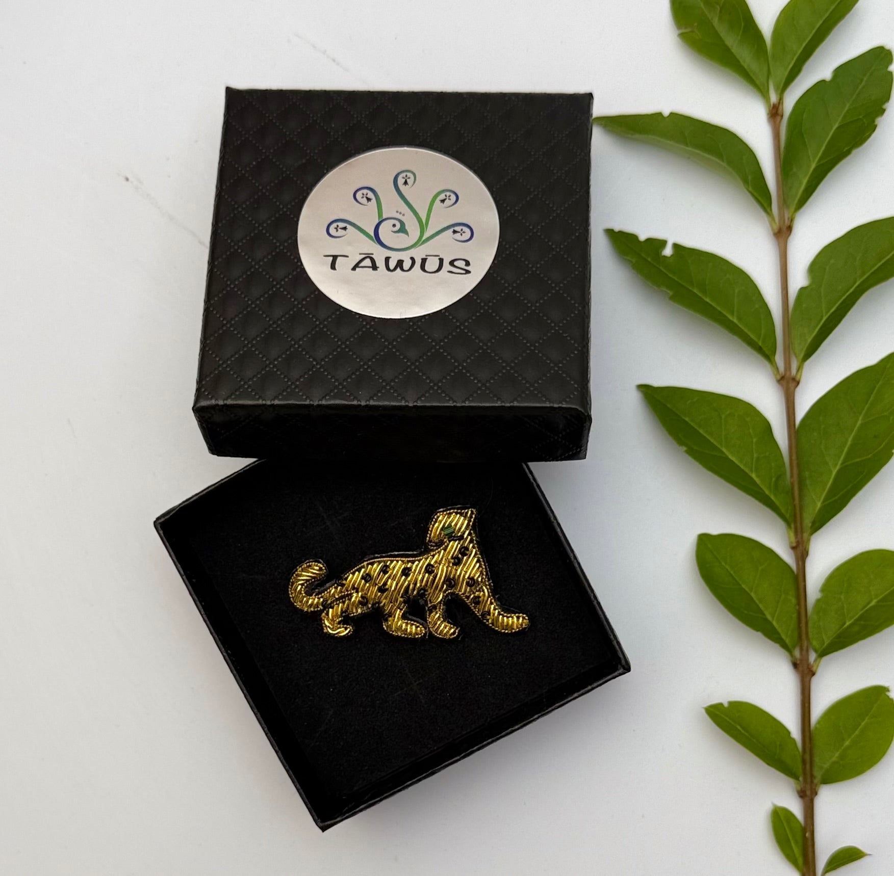 Broche guépard doré fait main dans son écrin – cadeau original bijou félin doré broderie artisanale – Tawus