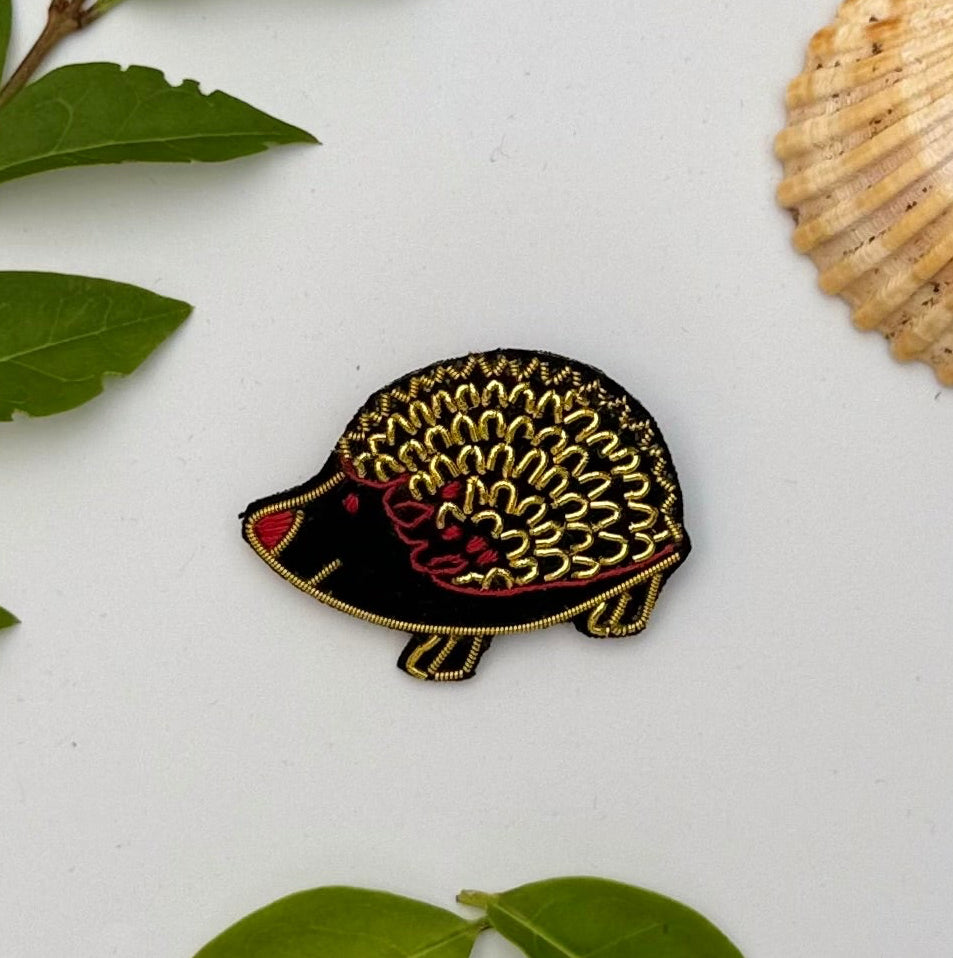 Broche hérisson brodée main – bijou artisanal animal perles et fils métalliques – Tawus